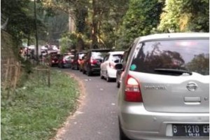 Nampak sejumlah kendaraan menuju obwis Palutungan mengular.